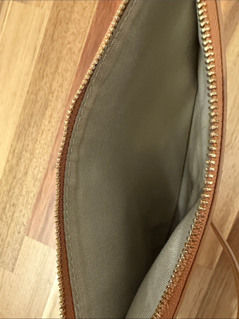 Tory Burch Large Tan Leather Clip in Pouch - Picture 4 of 11